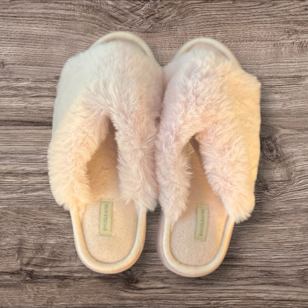 Cozy Pink women’s  Furry Slippers - Picture 4 of 4